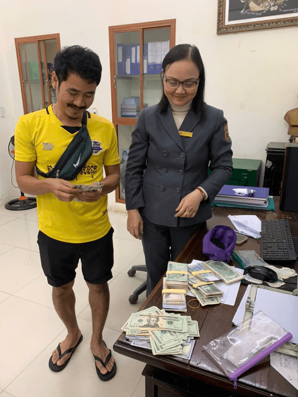 Tiếp viên đường sắt trả lại tài sản cho hành khách bỏ quên trên tàu