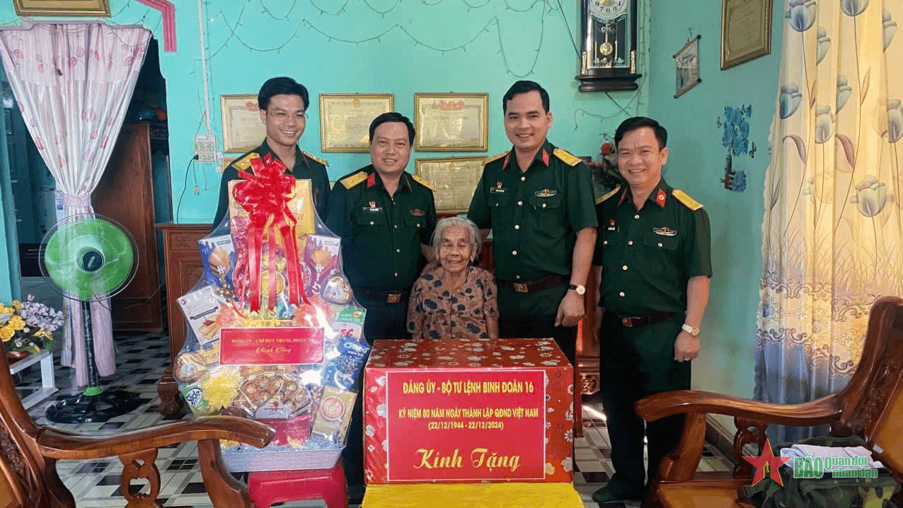 Trung đoàn 719 thăm, tặng quà các gia đình chính sách