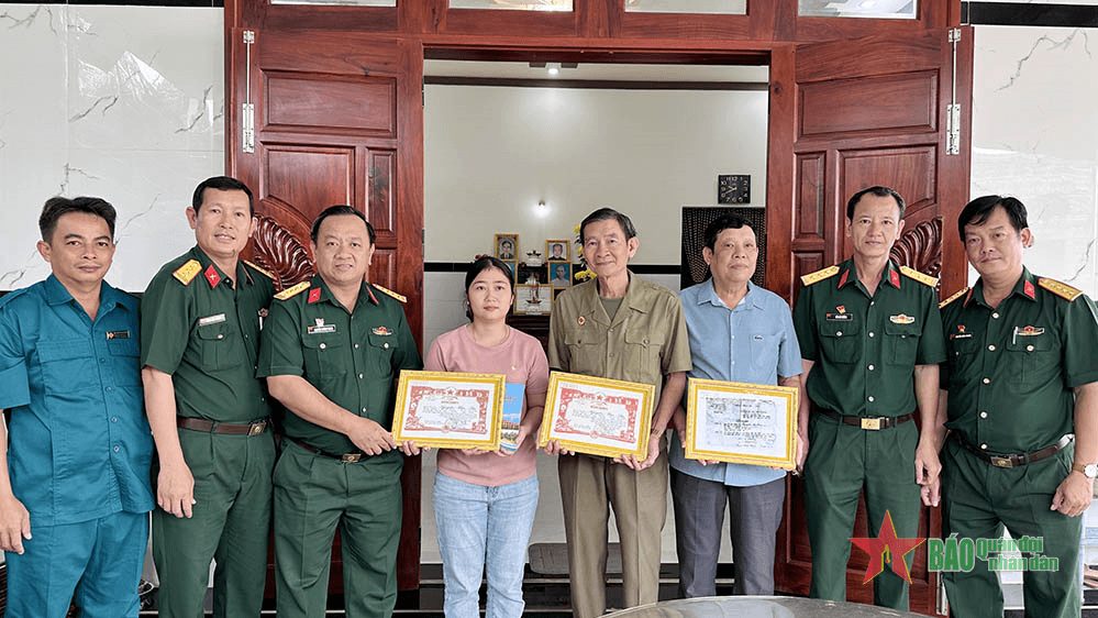 Bộ CHQS tỉnh Bà Rịa-Vũng Tàu trao kỷ vật cho thân nhân liệt sĩ