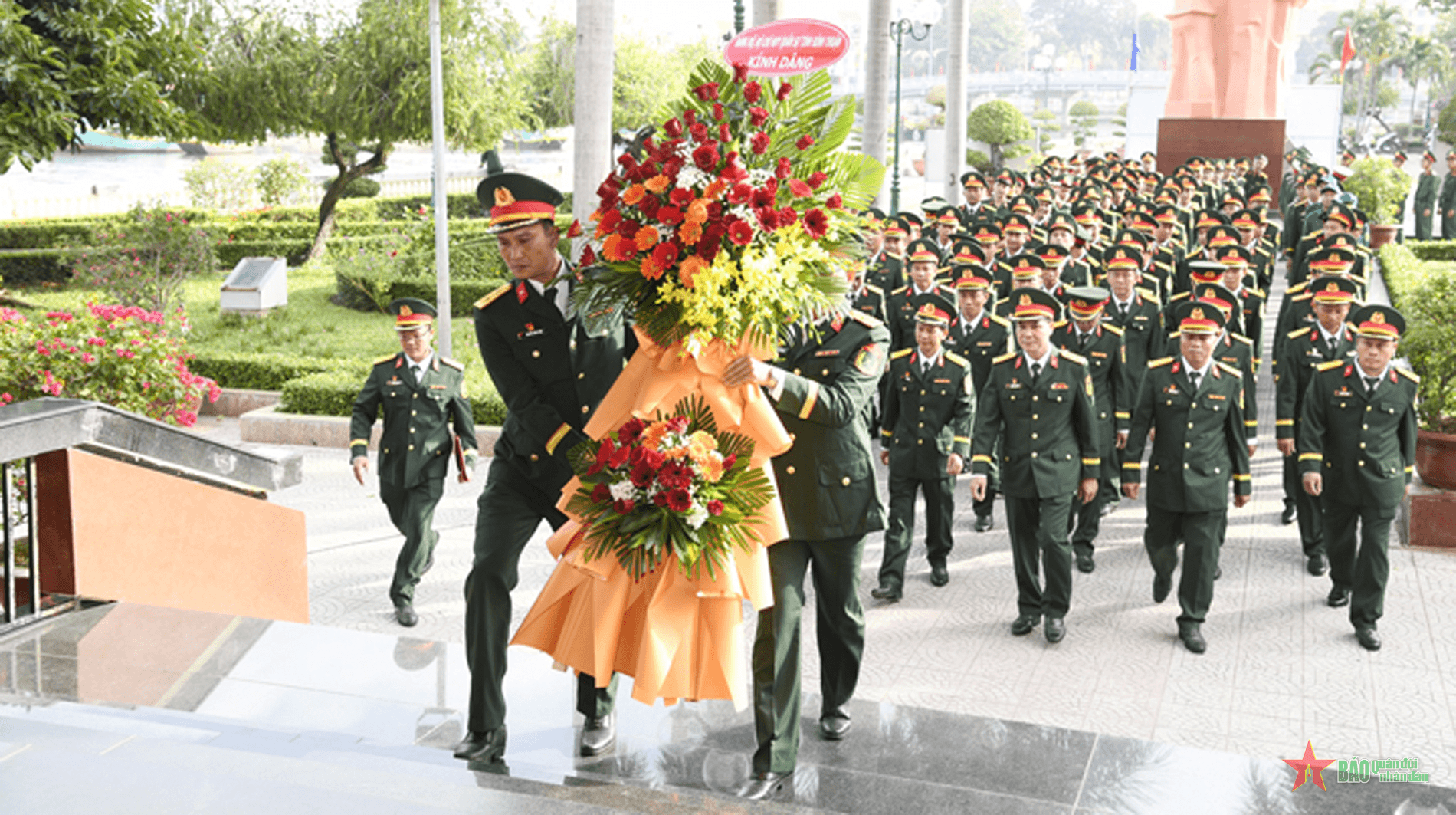 Bộ CHQS tỉnh Bình Thuận dâng hương, báo công với Chủ tịch Hồ Chí Minh