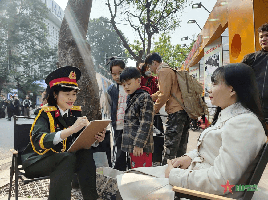 Người dân thích thú xem Triển lãm 80 năm văn hóa, văn nghệ Quân đội nhân dân Việt Nam
