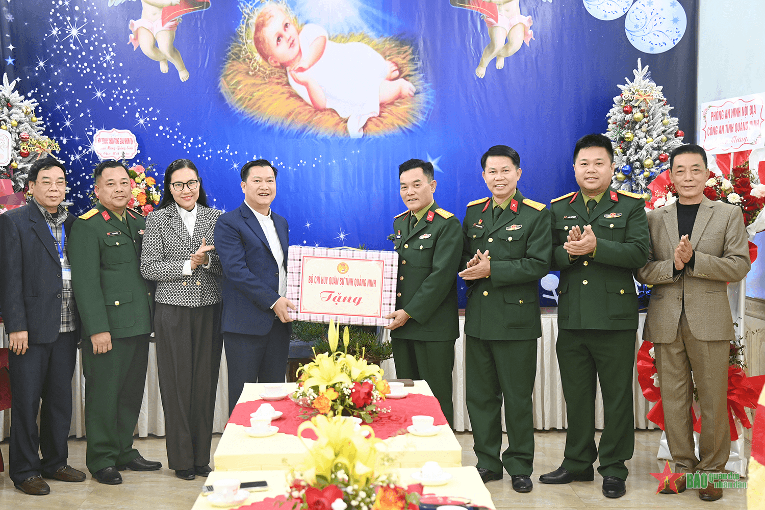 Bộ CHQS tỉnh Quảng Ninh thăm, tặng quà Nhà thờ Giáo xứ trên địa bàn tỉnh