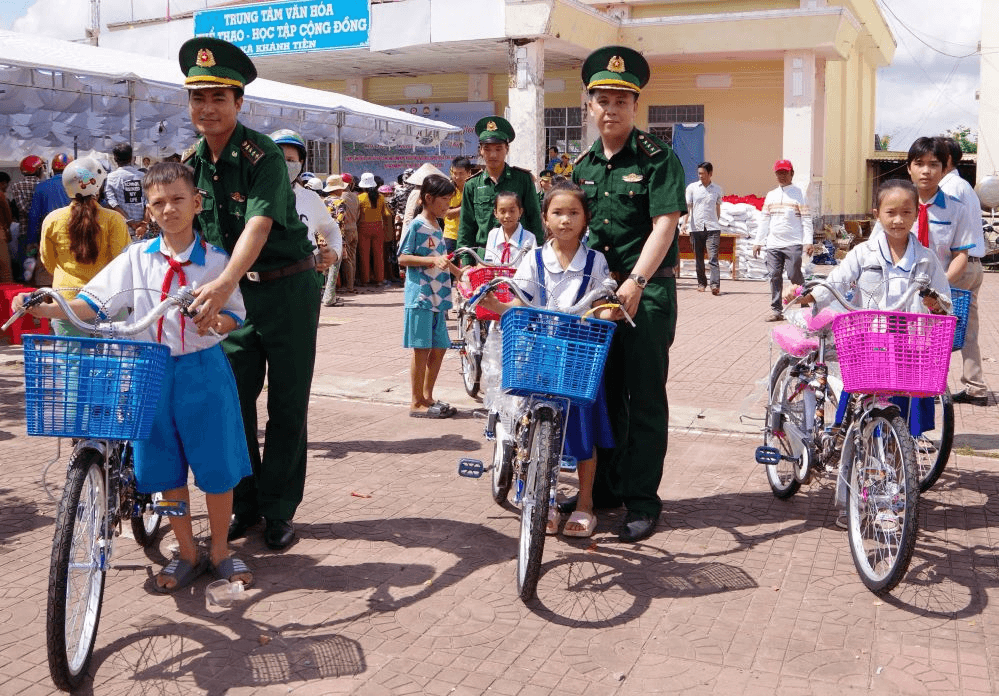 Ống kính bạn đọc: Luôn gắn bó với nhân dân