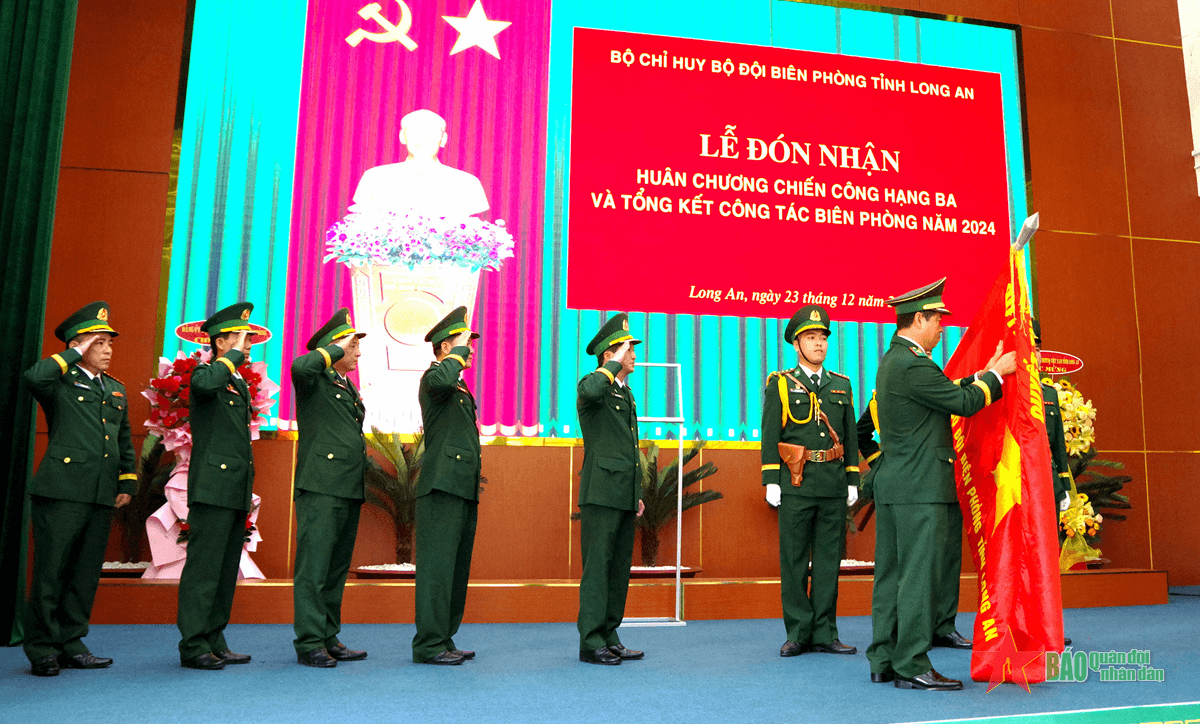 Bộ đội Biên phòng tỉnh Long An đón nhận Huân chương Chiến công hạng Ba