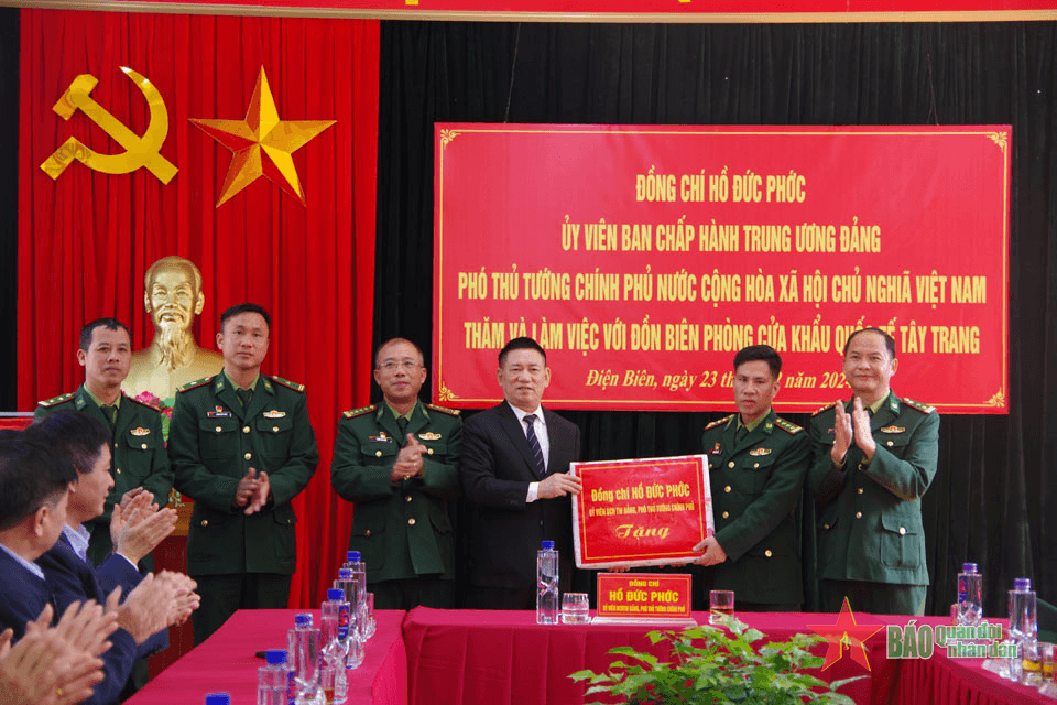Phó thủ tướng Hồ Đức Phớc thăm, làm việc tại Đồn Biên phòng Cửa khẩu quốc tế Tây Trang
