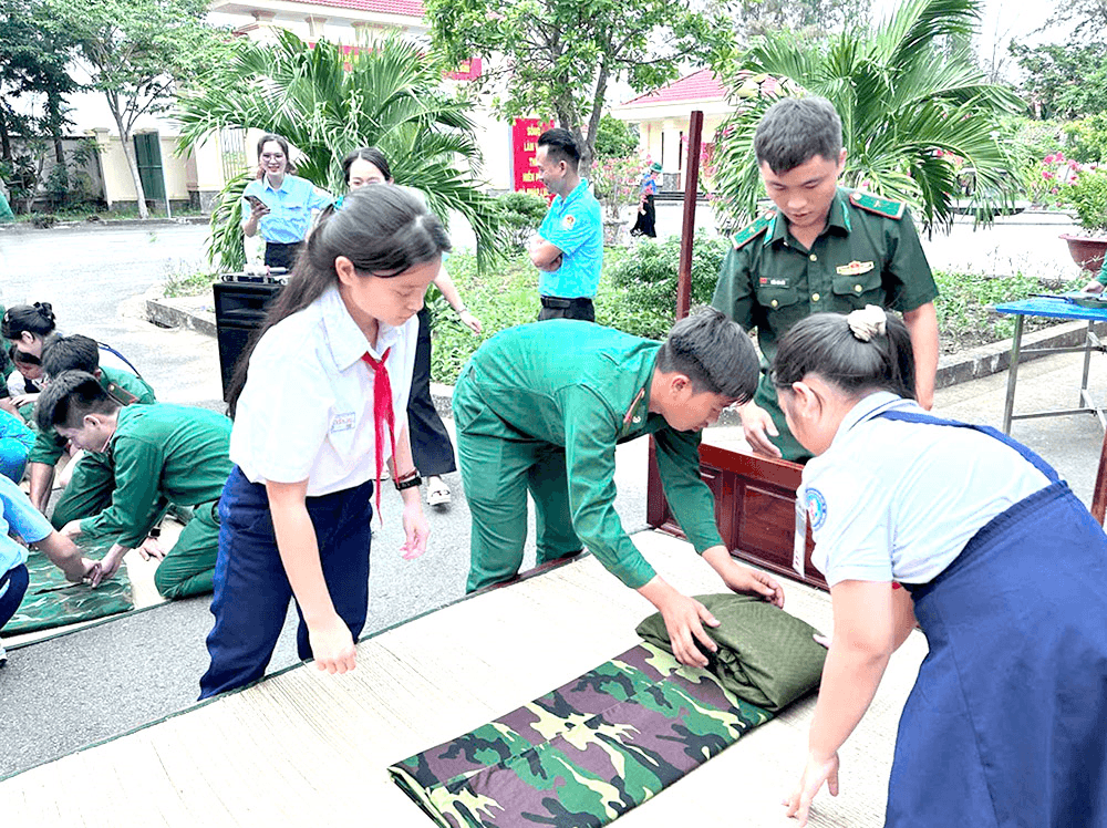 “Vẻ vang truyền thống, tiếp bước cha anh”