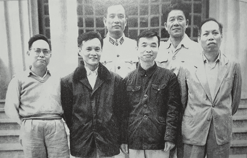 Đi “tàu chợ” cùng Đại tướng