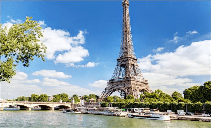 Pháp: Tháp Eiffel sơ tán sau sự cố chập điện trên ray điện thang máy