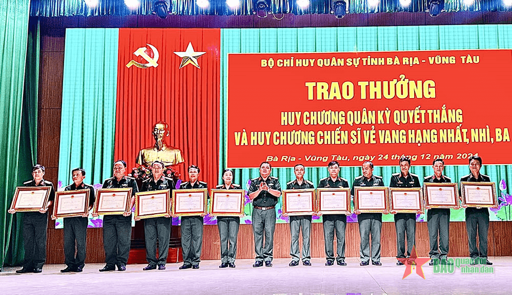 Bộ CHQS tỉnh Bà Rịa - Vũng Tàu trao thưởng huy chương niên hạn