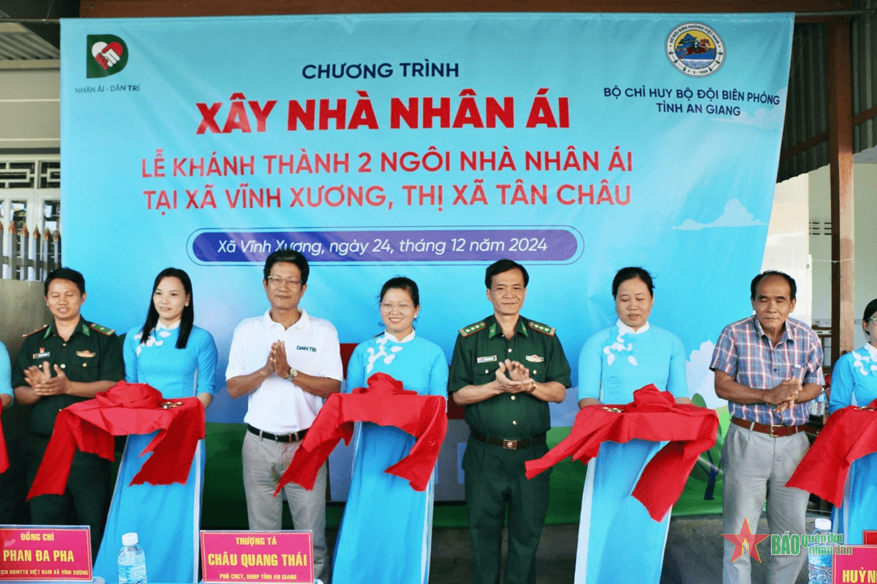 Bộ đội Biên phòng An Giang trao tặng nhà nhân ái tại xã biên giới