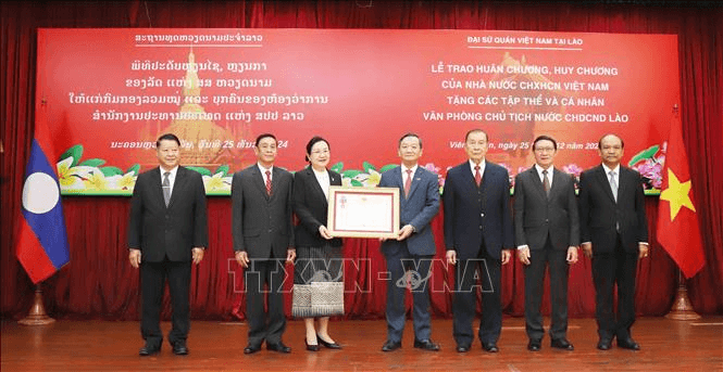 Việt Nam trao Huân chương, Huy chương tặng các tập thể, cá nhân của Văn phòng Chủ tịch nước Lào