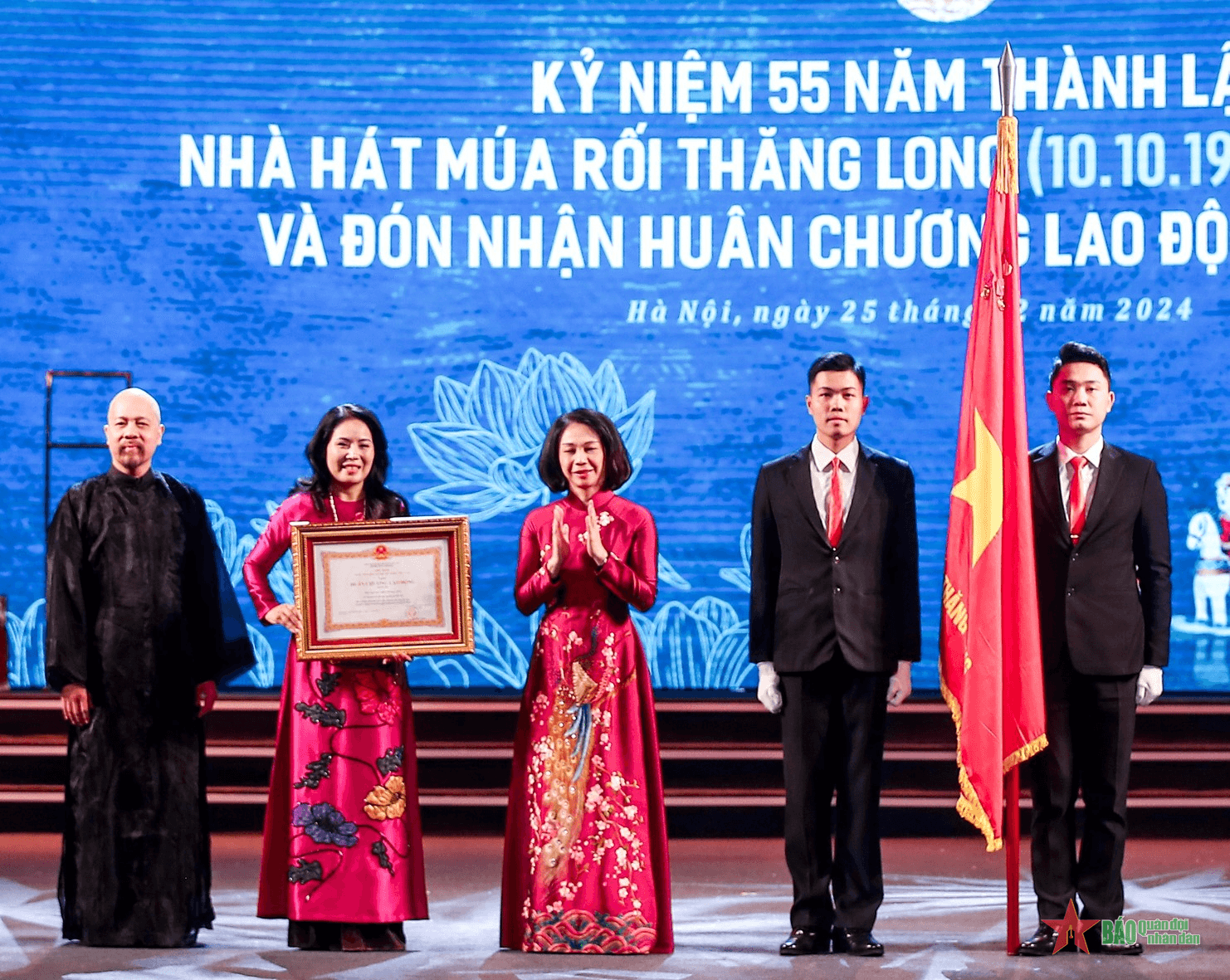 Nhà hát Múa rối Thăng Long đón Huân chương Lao động hạng Ba
