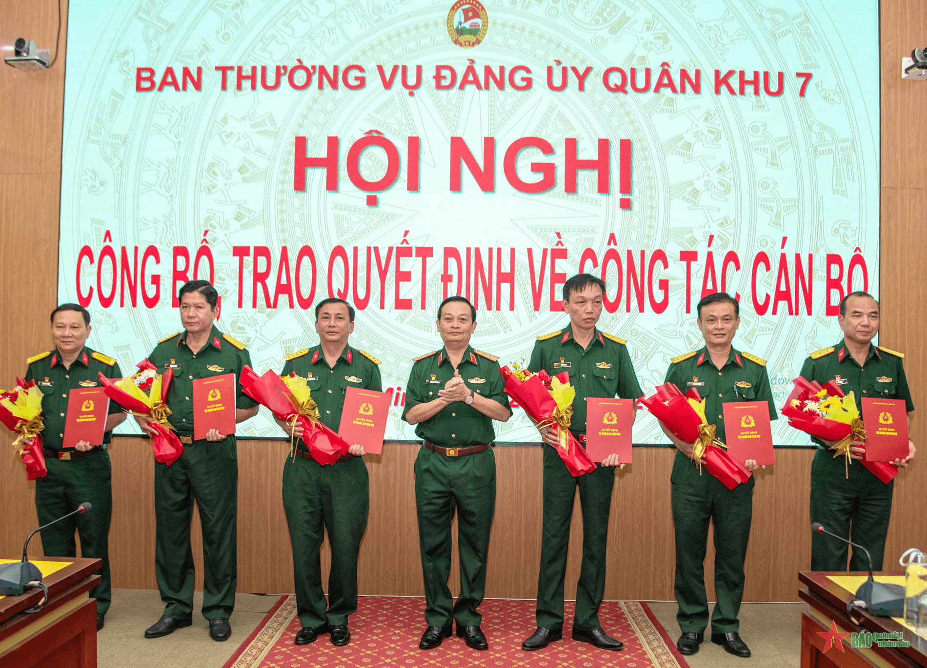 Ban Thường vụ Đảng ủy Quân khu 7 trao quyết định về công tác cán bộ