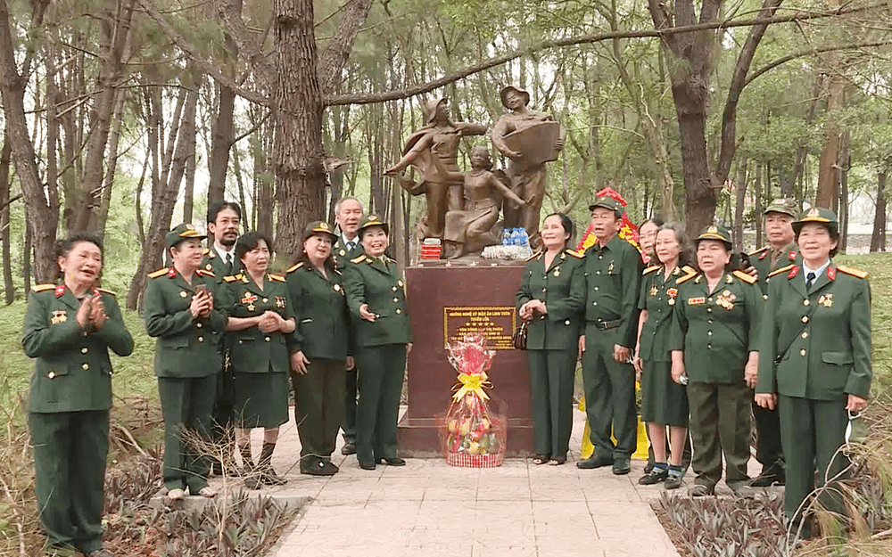 Tượng đài “Những nghệ sĩ mặc áo lính trên tuyến lửa”