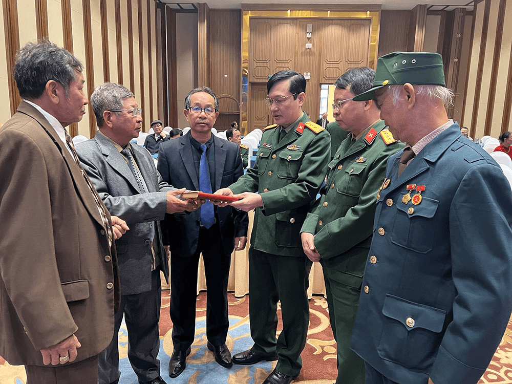 Nâng niu kỷ vật, xoa dịu nỗi đau