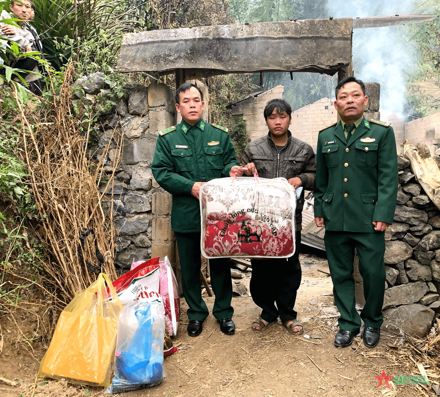Bộ đội Biên phòng tỉnh Hà Giang hỗ trợ người dân bị hỏa hoạn