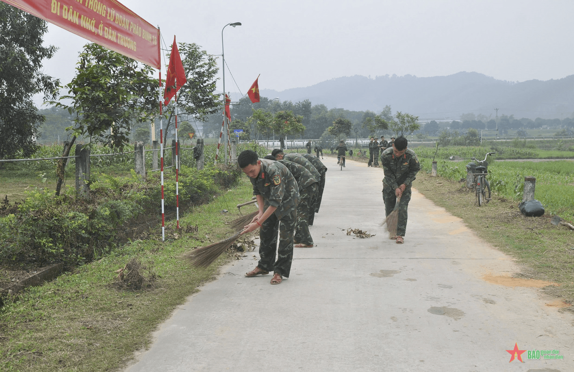 Lữ đoàn Pháo binh 16 (Quân khu 4) thực hiện công tác dân vận tại huyện Hương Sơn (Hà Tĩnh)