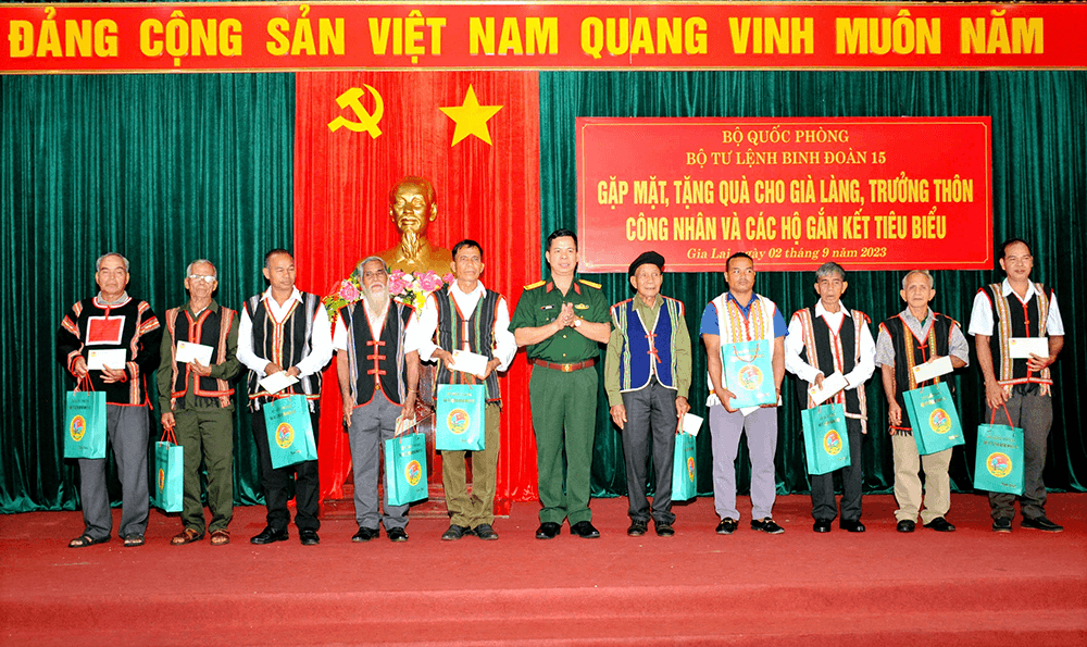 Người uy tín xây dựng hệ thống chính trị cơ sở