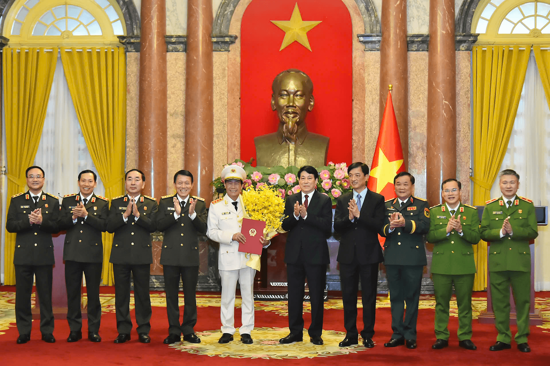 Chủ tịch nước trao Quyết định thăng cấp bậc hàm Thượng tướng đối với đồng chí Lê Quốc Hùng
