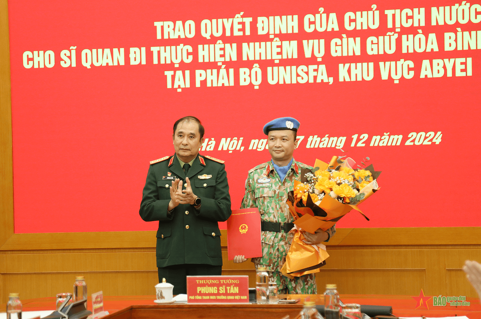 Trao Quyết định của Chủ tịch nước cho sĩ quan đi làm nhiệm vụ gìn giữ hòa bình tại Abyei