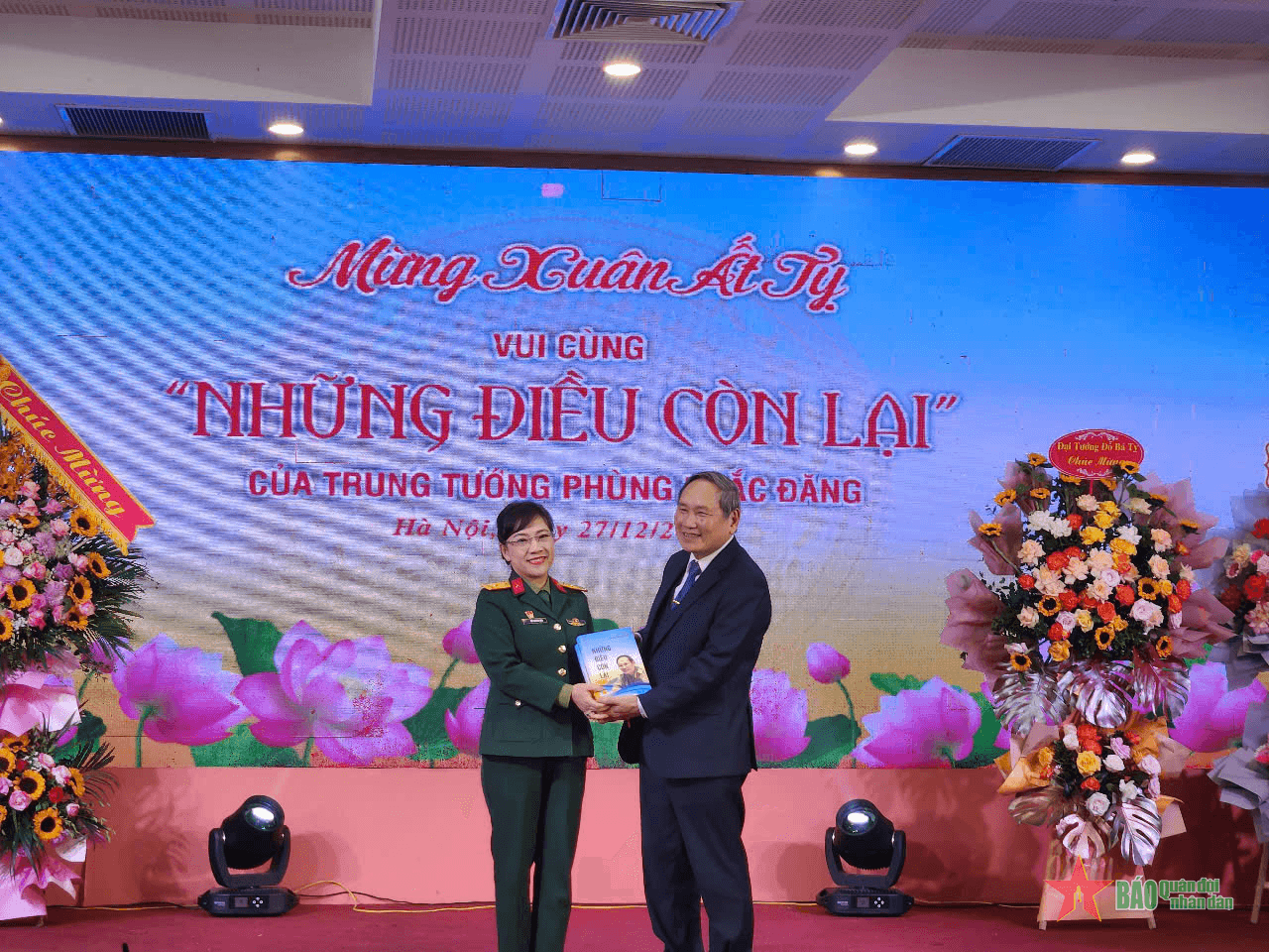 Giao lưu, tặng sách “Những điều còn lại” của Trung tướng Phùng Khắc Đăng