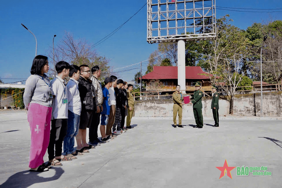 Điện Biên: Tiếp nhận 11 công dân do Lào trao trả
