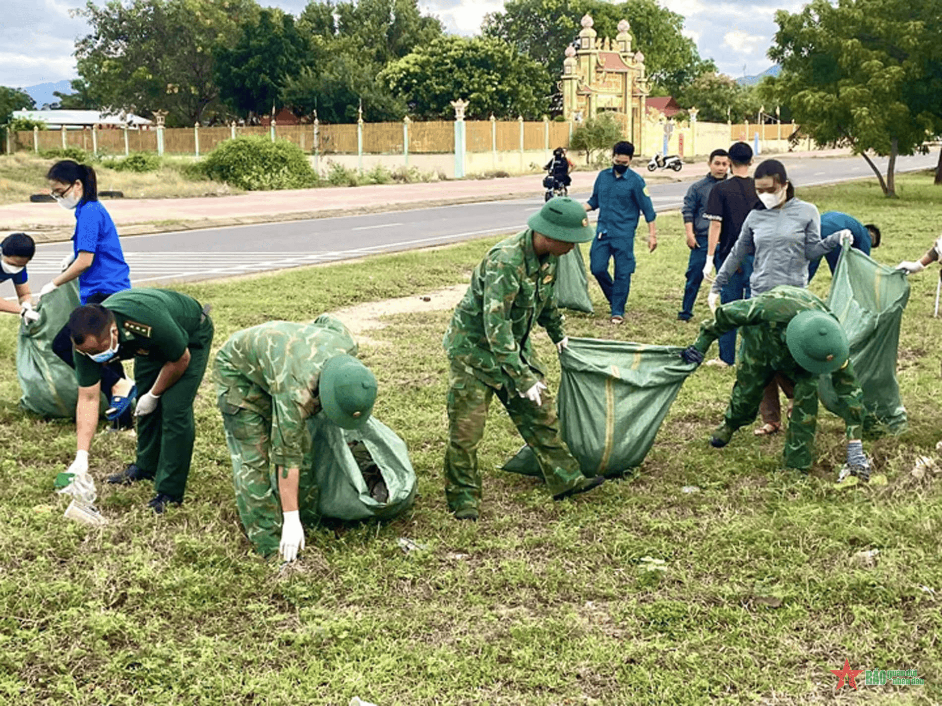 Bộ đội Biên phòng tỉnh Bình Thuận phối hợp ra quân vệ sinh môi trường