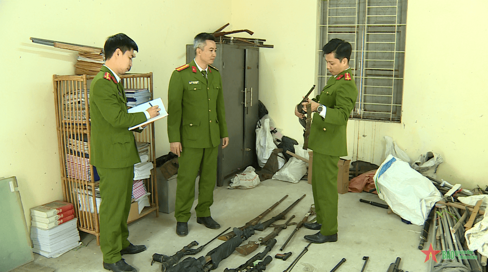Tăng cường công tác vận động thu hồi vũ khí, vật liệu nổ