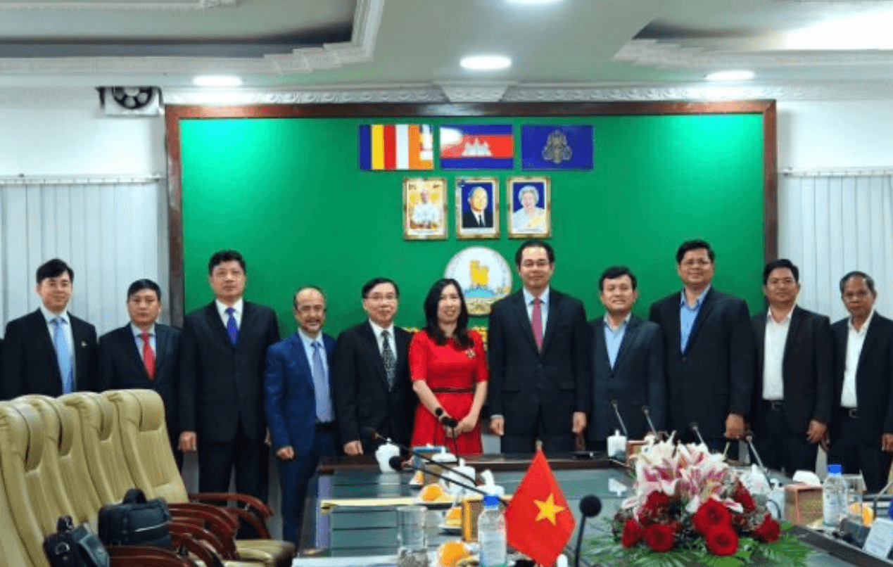 Thứ trưởng Lê Thị Thu Hằng thăm hỏi bà con gốc Việt tại khu vực Tây Nam Campuchia