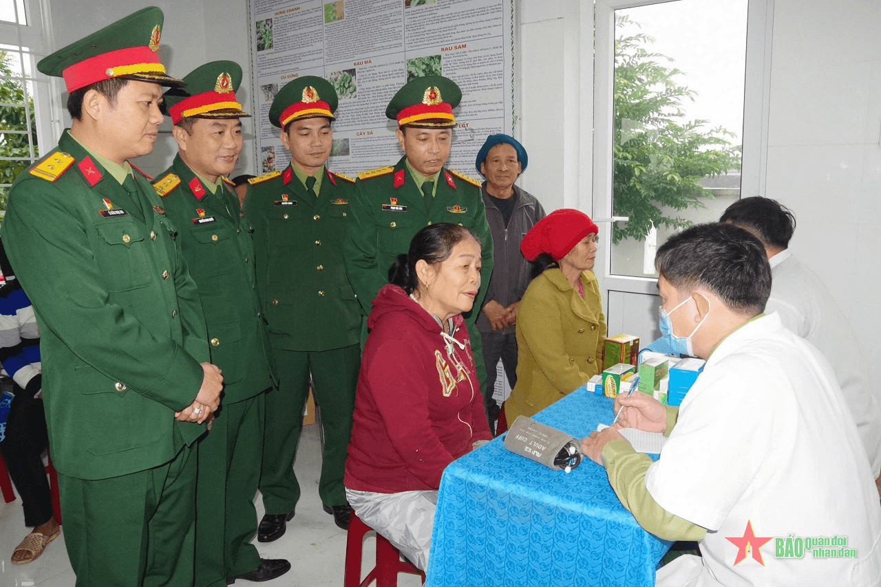 Sư đoàn 968 (Quân khu 4) giúp dân bằng nhiều việc thiết thực
