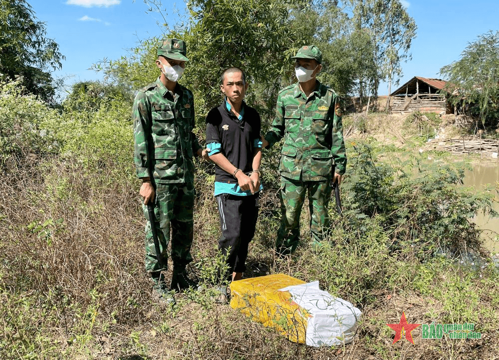 Đồn Biên phòng Sông Trăng bắt đối tượng vận chuyển pháo hoa nổ qua biên giới