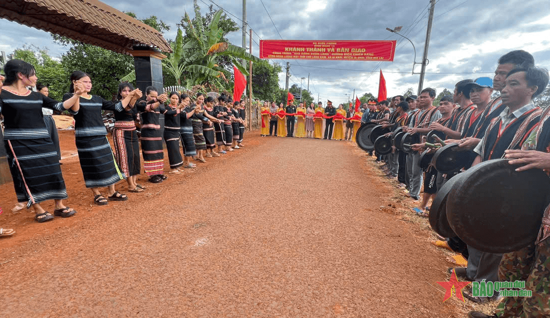 Thắp sáng buôn làng, thắp sáng niềm tin