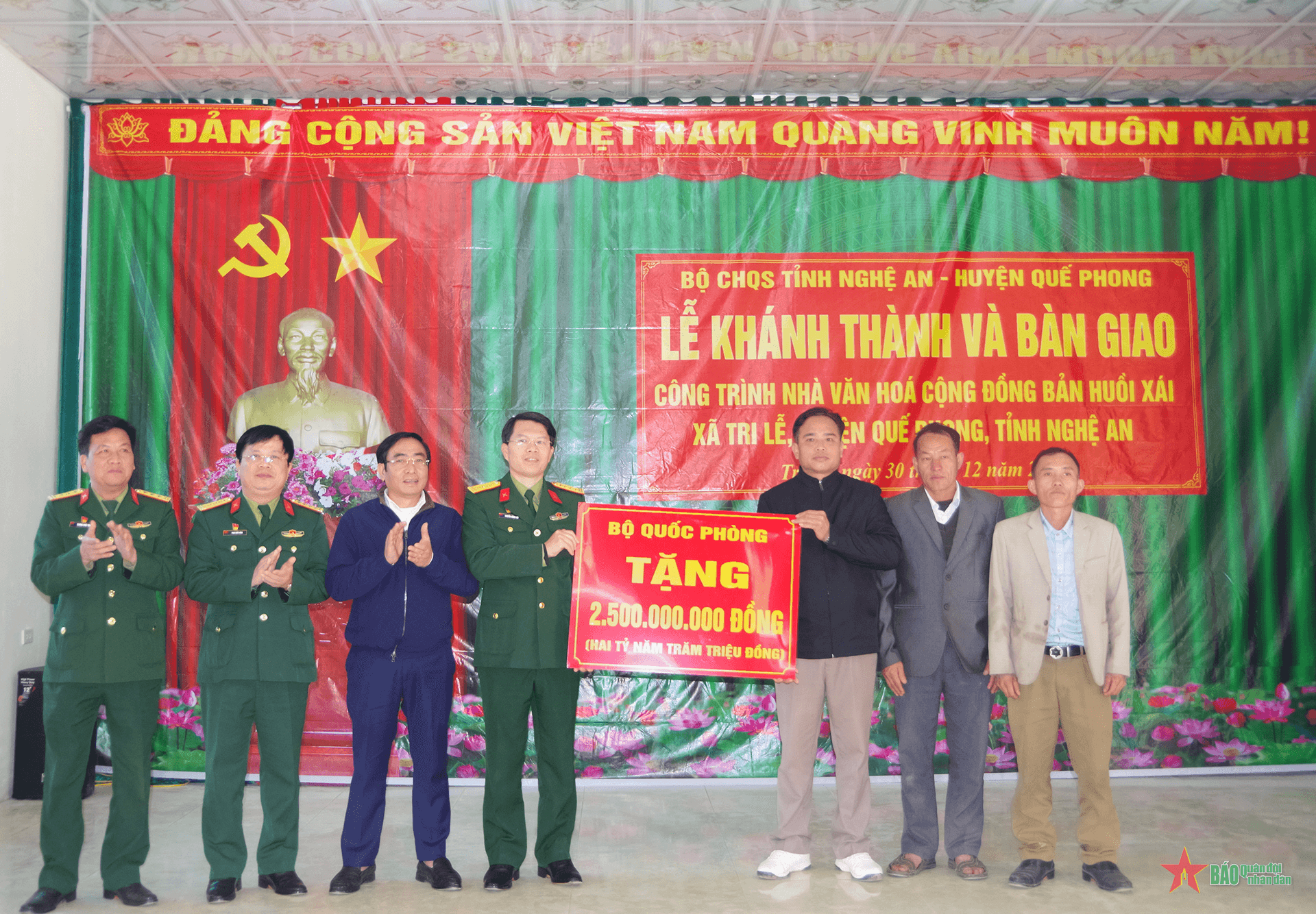 Bàn giao Nhà văn hóa cộng đồng cho người Mông ở bản Huồi Xái