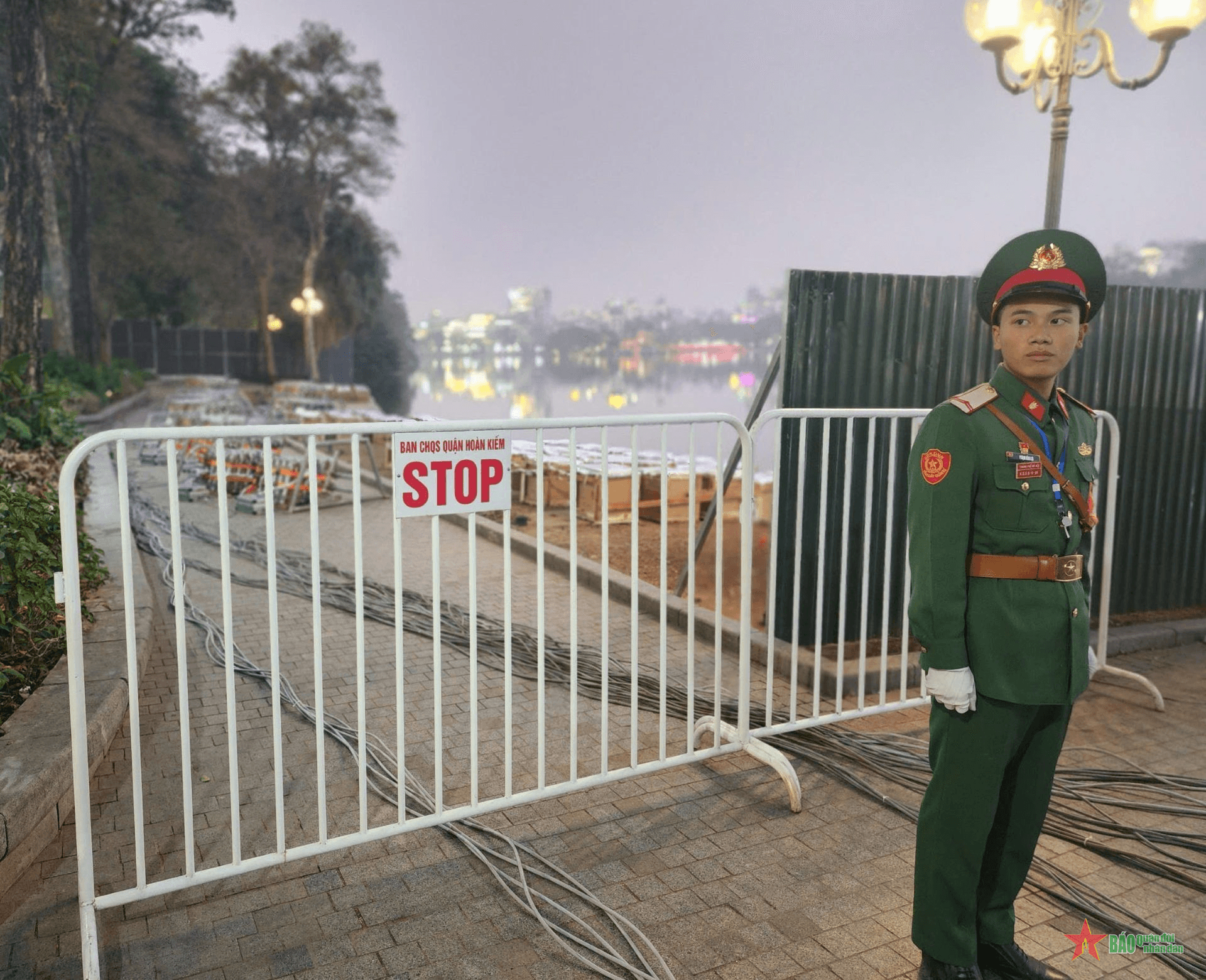 Hà Nội: Trận địa pháo hoa tại khu vực hồ Hoàn Kiếm sẵn sàng đón năm mới 2025