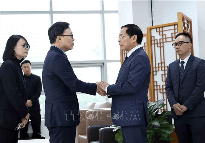 Lãnh đạo Đảng, Nhà nước viếng và ghi sổ tang chia buồn tại Đại sứ quán Hàn Quốc