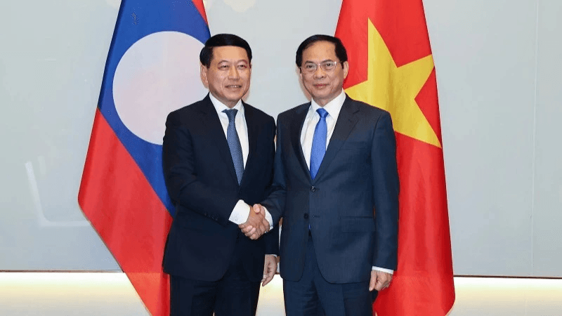 Phó thủ tướng Bùi Thanh Sơn làm việc với Phó thủ tướng Lào Saleumxay Kommasith
