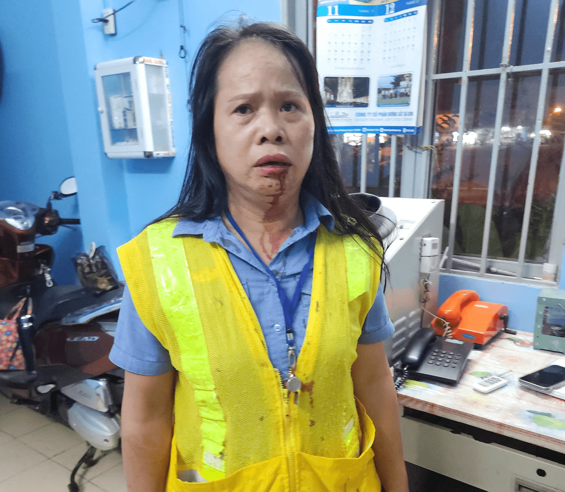 Nữ nhân viên gác chắn đường sắt bị hành hung khi đang làm nhiệm vụ