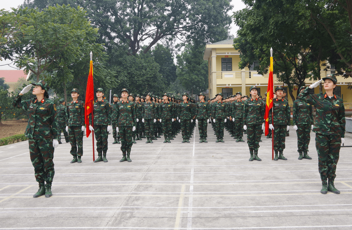 Nữ sĩ quan Thông tin "bừng sáng" quyết tâm trên thao trường huấn luyện