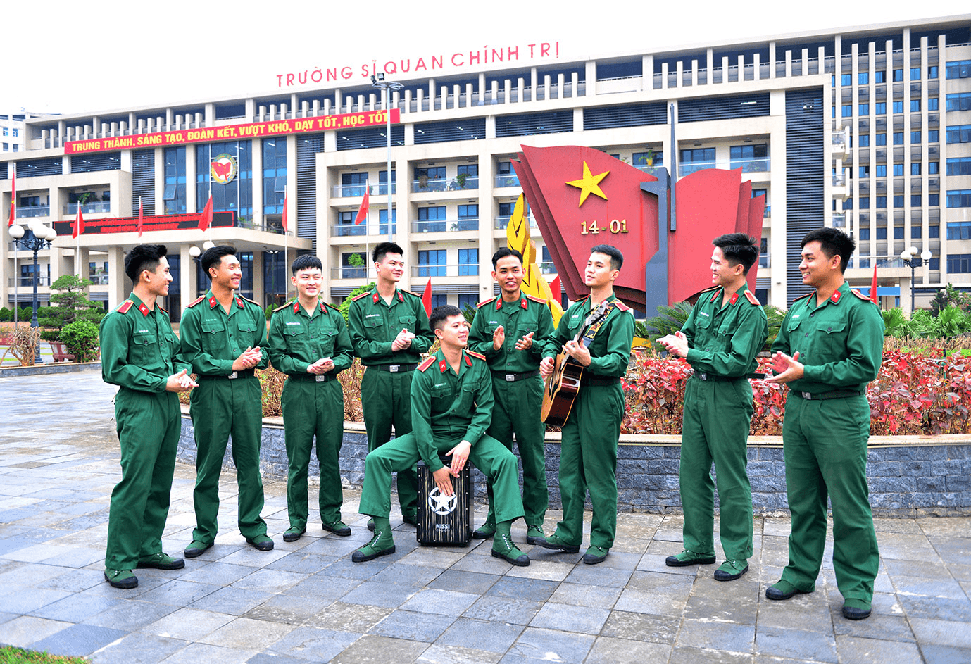 Đàn bên súng