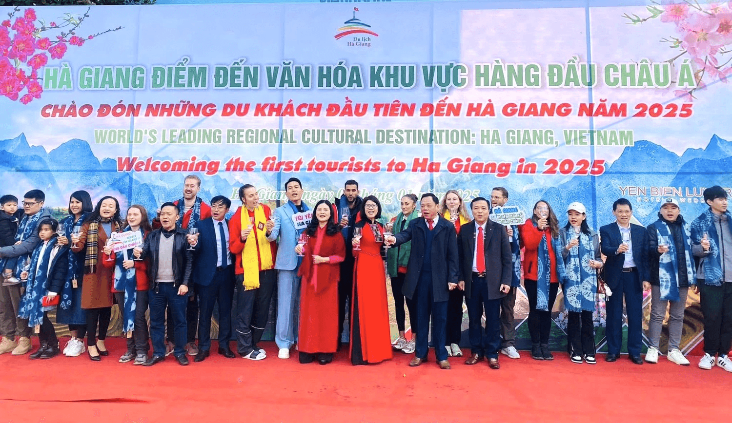 Hà Giang đón đoàn khách du lịch đầu tiên năm 2025