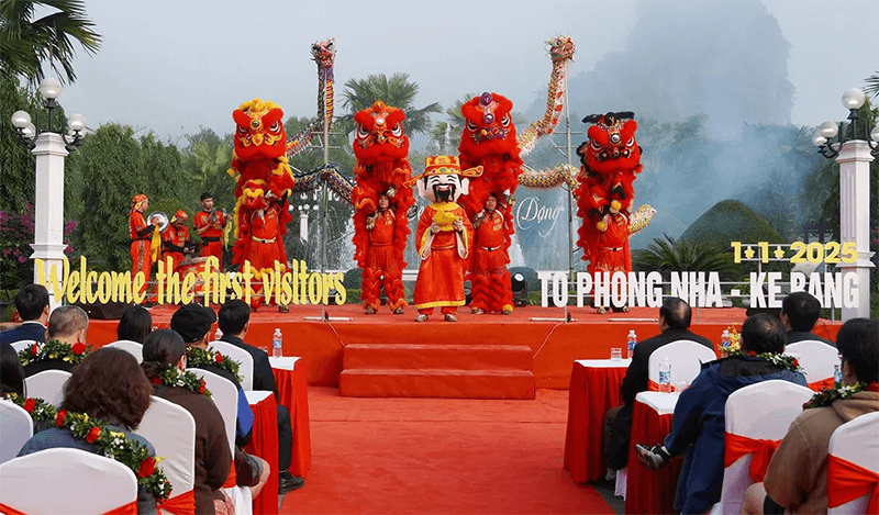 Các tỉnh, thành phố đón đoàn khách du lịch đầu tiên của năm mới

​