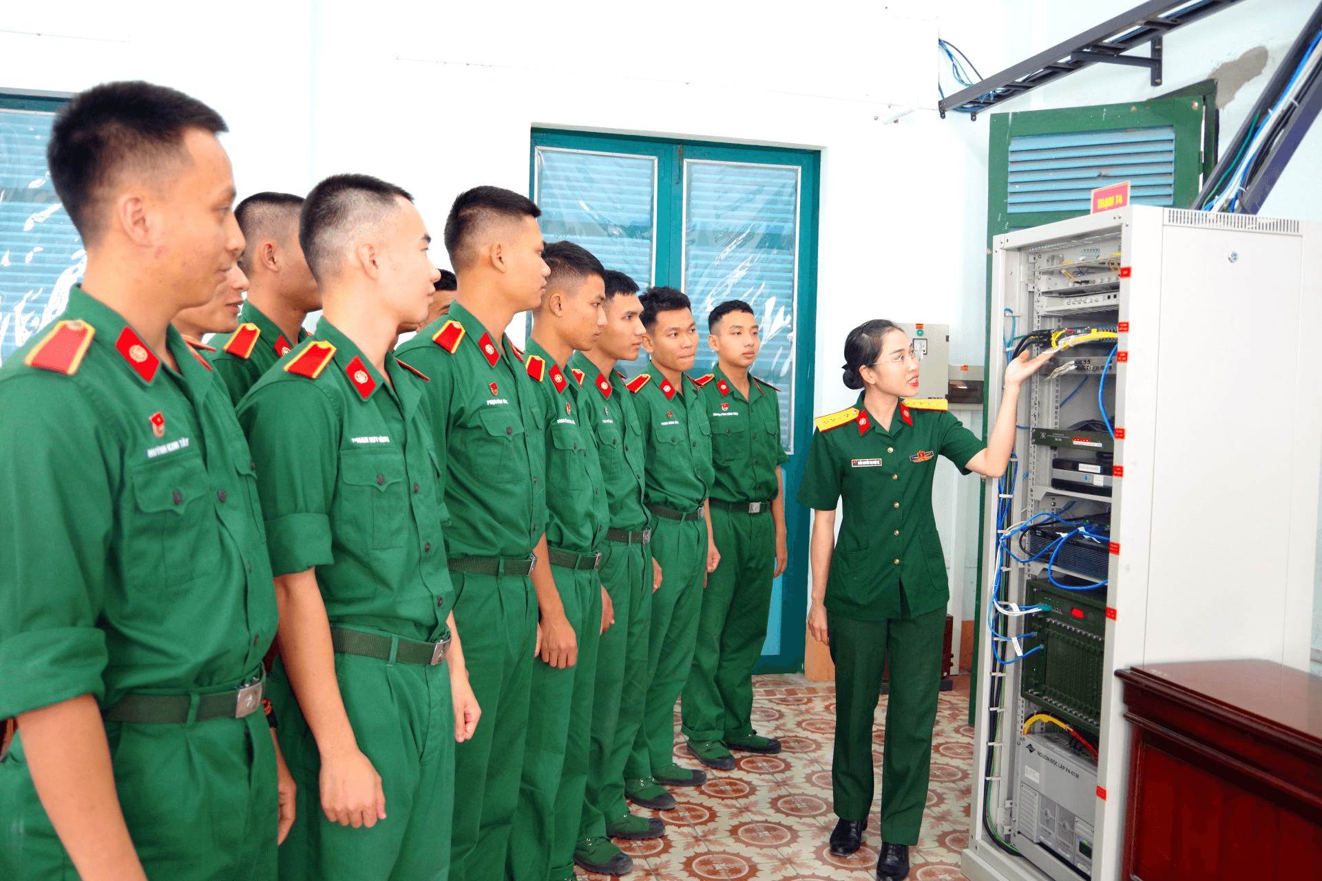 Binh chủng Thông tin liên lạc - Dấu ấn trên hành trình tiến lên hiện đại - Bài 3: Tiến lên hiện đại cần con người hiện đại (Tiếp theo và hết)