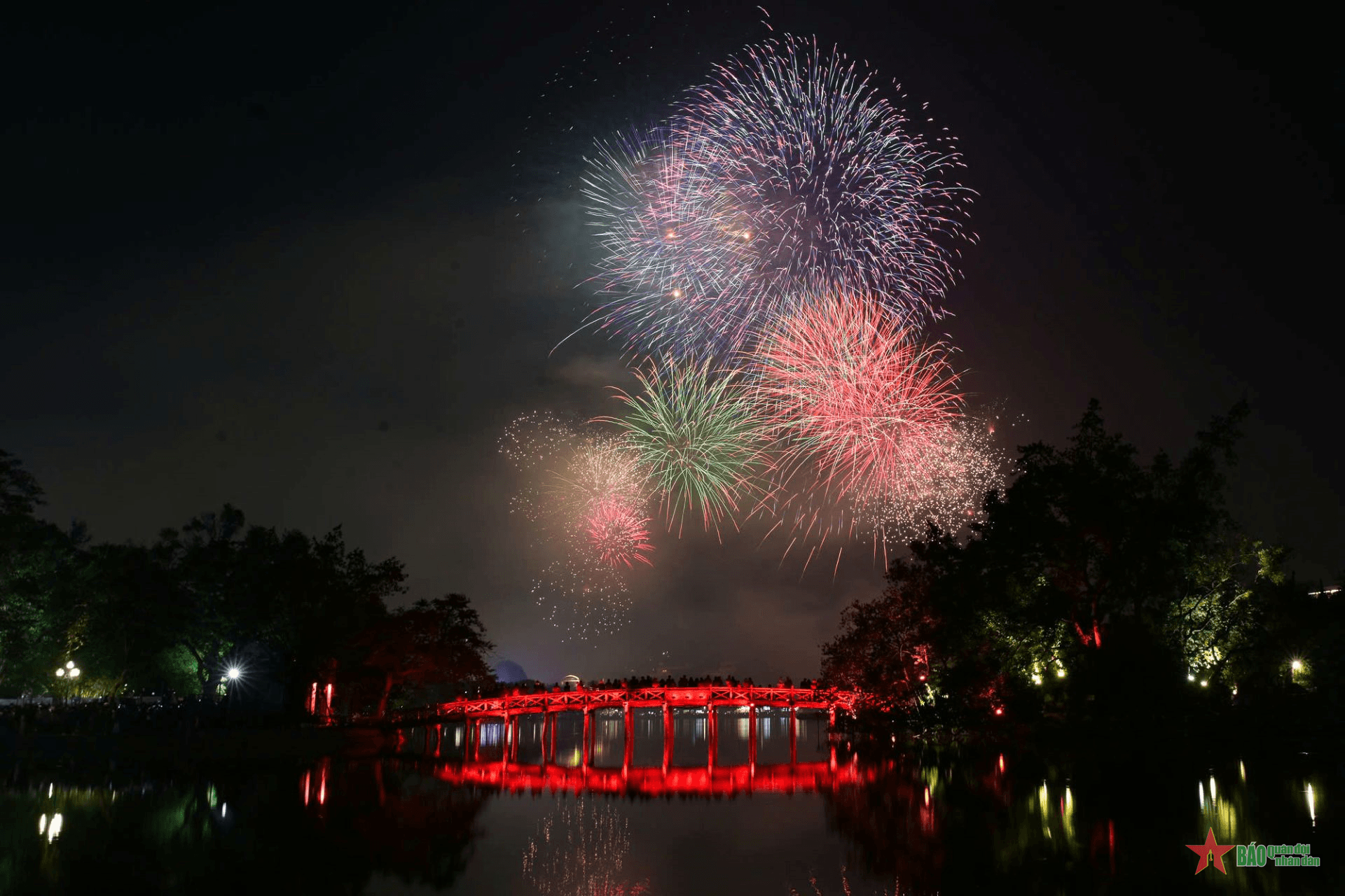 Rực rỡ pháo hoa chào đón năm mới 2025 tại hồ Hoàn Kiếm
