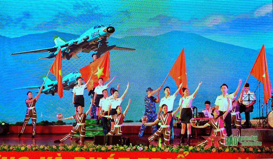 Bầu trời và người chiến sĩ khơi nguồn cảm xúc bất tận