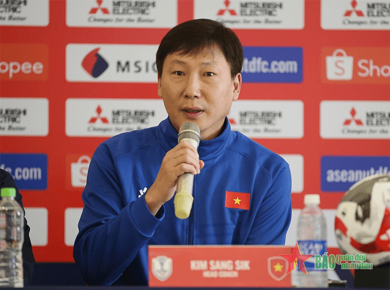 Họp báo trước chung kết ASEAN Cup 2024: HLV Kim Sang-sik và Masatada Ishii đều tự tin