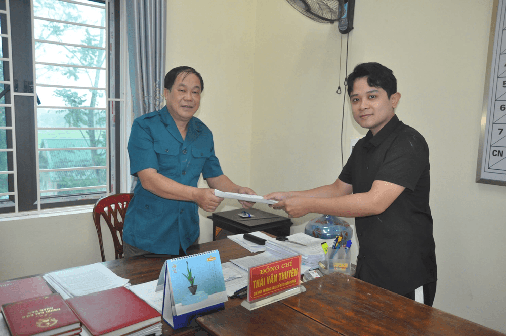 Đảng viên trẻ viết đơn tình nguyện nhập ngũ