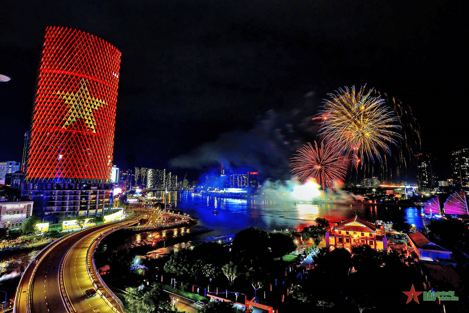 Người dân TP Hồ Chí Minh thưởng thức trình diễn pháo hoa, chào đón năm mới 2025