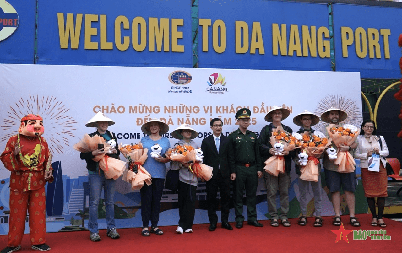 Miền Trung: Rộn ràng đón khách “xông đất” đầu năm 2025