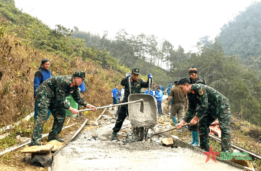 Ban CHQS huyện Mèo Vạc (Hà Giang): Ngày thứ 7 tham gia giúp dân làm đường nông thôn