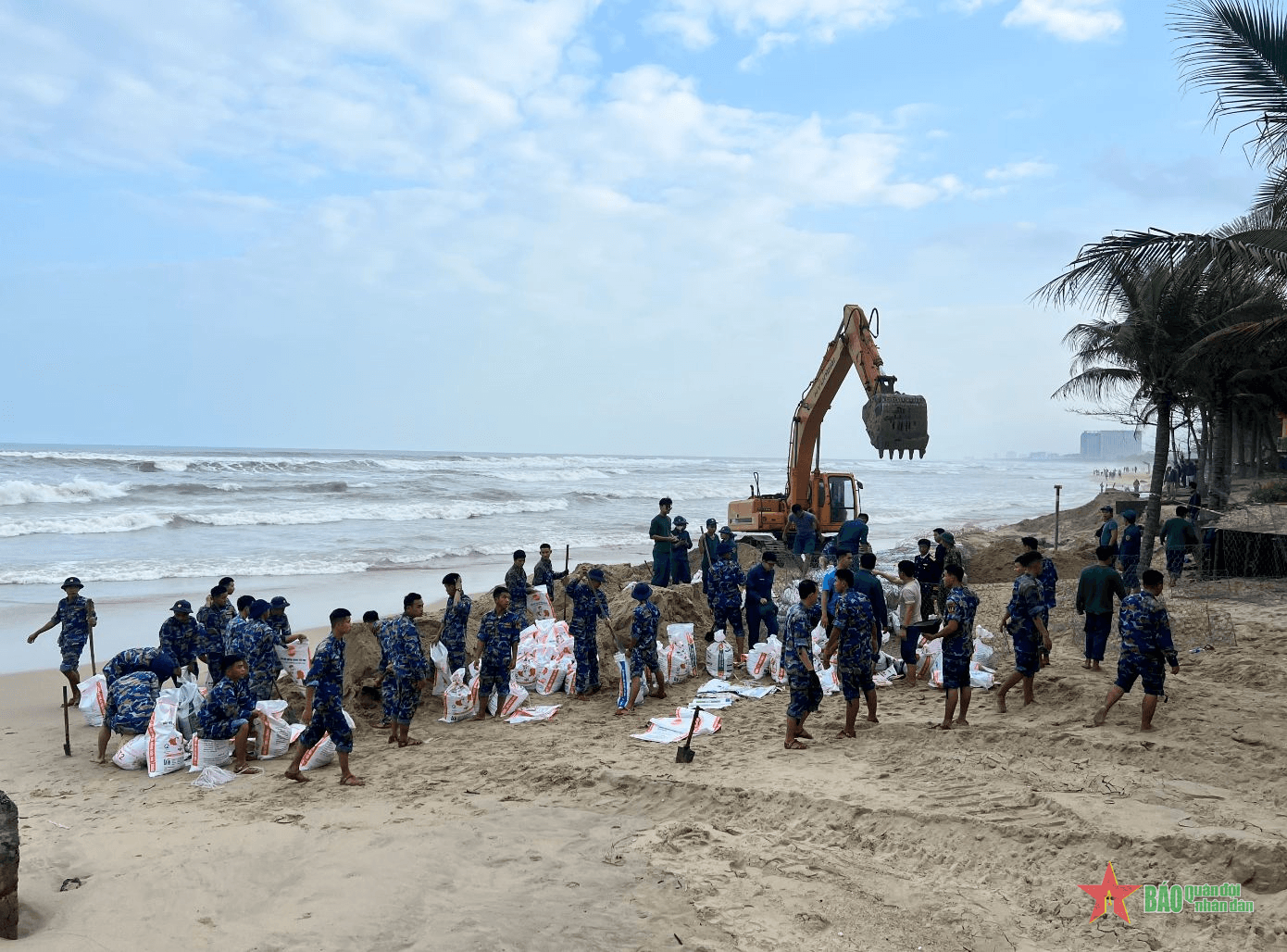 Lữ đoàn Công binh 83 tham gia khắc phục sạt lở bờ biển Đà Nẵng